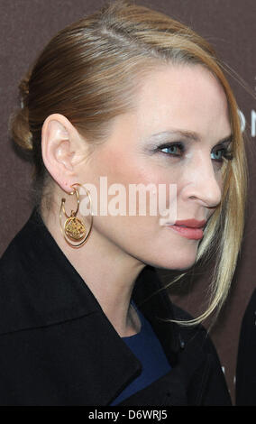 München, Deutschland. 23. April 2013. US-Schauspielerin Uma Thurman stellt bei der Eröffnung einer neuen Filiale der das französische Modelabel Louis Vuitton in München, 23. April 2013. Foto: Ursula Düren/Dpa/Alamy Live News Stockfoto