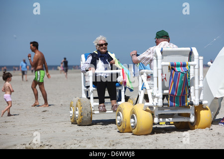 Sankt Peter-Ording, Deutschland, Senioren in Strandrollstuehlen am Strand von St. Peter-Ording Stockfoto