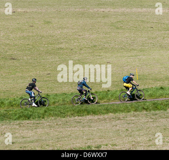 Drei Männer auf dem Mountainbike radeln Beachy Head Road. Stockfoto