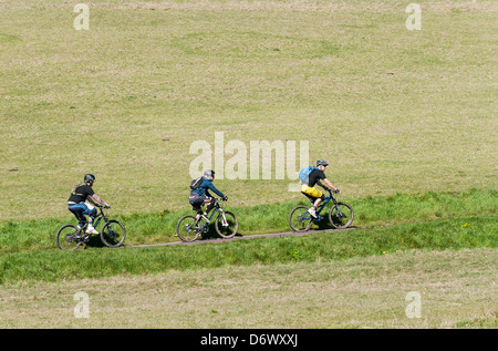 Drei Männer auf dem Mountainbike radeln Beachy Head Road. Stockfoto