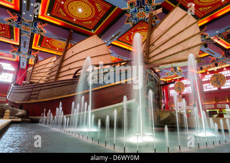 Replikat Schiff in China Court im Ibn Battuta Shopping Mall in Dubai Vereinigte Arabische Emirate Stockfoto