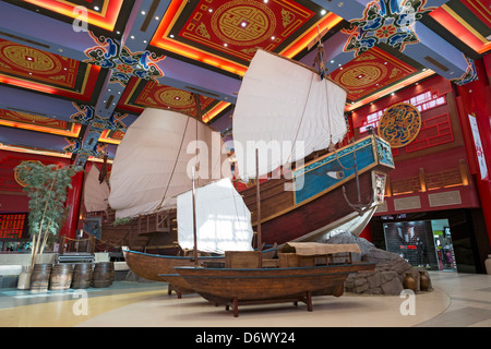 Replikat Schiff in China Court im Ibn Battuta Shopping Mall in Dubai Vereinigte Arabische Emirate Stockfoto