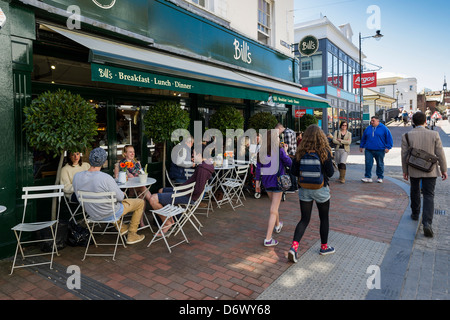 Menschen sitzen an Tischen im Freien Wechsel Restaurant im Cliffe High Street in Lewes. Stockfoto