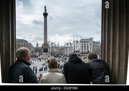 Menschen, die über den Trafalgar Square in London. Stockfoto