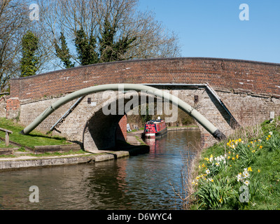 Schmale Boot gesehen unter einer Brücke über den Grand Union Canal bei Marsworth, Aylesbury, Bucks, UK Stockfoto