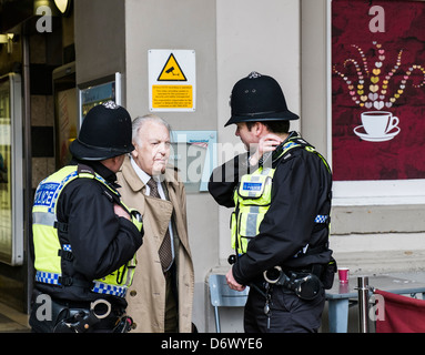 Sir Donald Sinden im Chat zu zwei Metropolitan Police Officers. Stockfoto