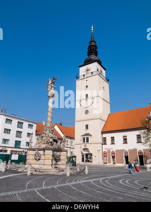 Trnava, Trojicne Namestie. Stadtturm und Skulptur der Baum St. Stockfoto