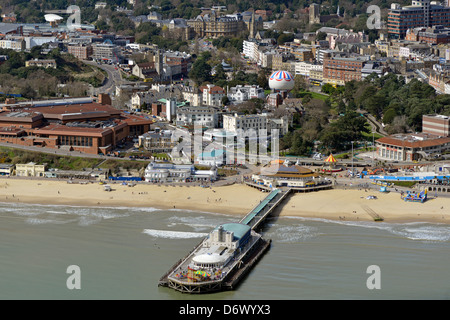 Luftaufnahme von Bournemouth Pier und Meer Stockfoto