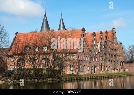 Die Lübecker Salzspeicher, Deutschland, sind historische Backsteinbauten auf der oberen Trave neben das Holstentor. Stockfoto