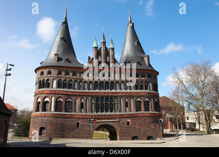 Holstentor (Holstein-Tor, später Holstentor) ist ein Stadttor, markieren Sie die westliche Grenze der Lübecker Zentrum. Stockfoto