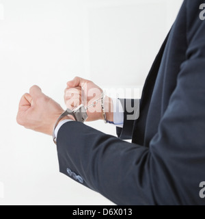 Geschäftsmann in Handschellen für Wirtschaftskriminalität verhaftet Stockfoto