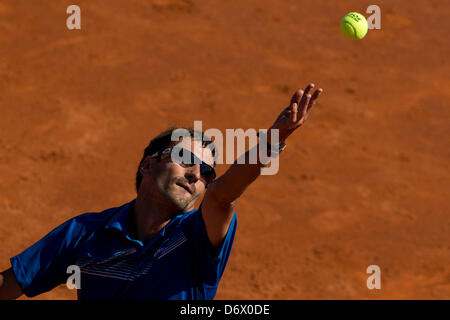 Barcelona, Spanien. 24. April 2013. Tommy Robredo Spaniens dient dazu den Ball, Grigor Dimitrov Bulgariens tagsüber drei ATP 500 World Tour Barcelona Open Banc Sabadell 2013-Tennis-Training an der Real Club de Tenis Barcelona Stockfoto