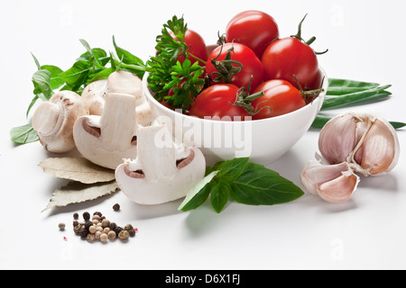 Gruppe von frischem Gemüse und Tomaten isoliert auf einem weißen. Stockfoto