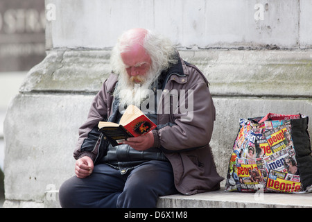 Ein Landstreicher, ein Buch in London Stockfoto