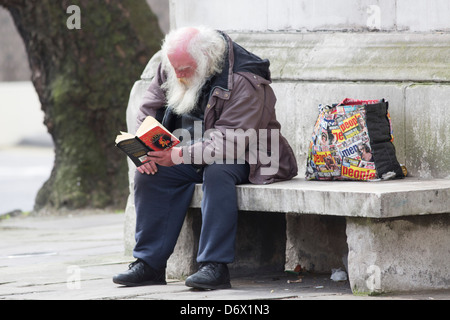 Ein Landstreicher, ein Buch in London Stockfoto