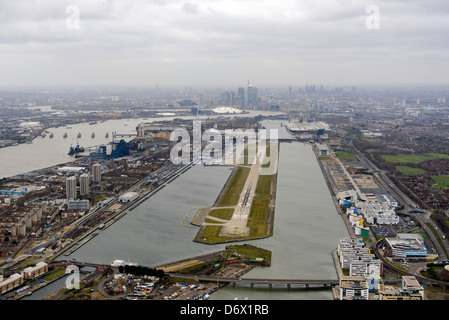 Luftaufnahme von London City Airport mit Blick auf Canary Wharf Stockfoto