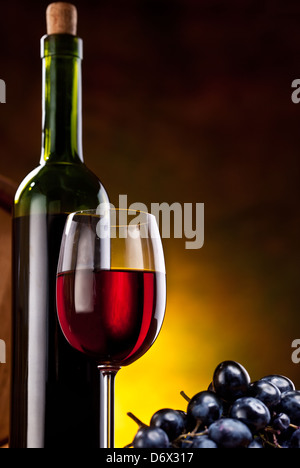 Stilleben mit Flasche, Glas und Trauben Stockfoto
