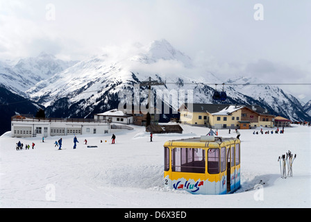 Das Skigebiet Gampen, im oberen Bereich der Nasserein Bahn-Seilbahn über St. Anton in Tirol Stockfoto