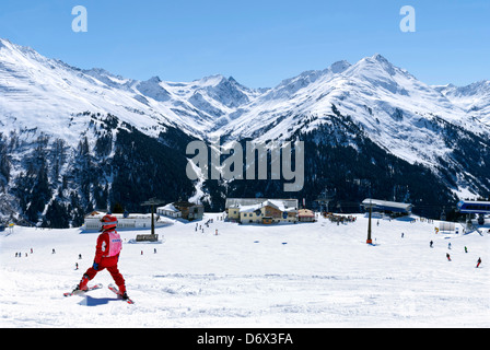 Ein Kind Skifahren im Skigebiet Gampen, im oberen Bereich der Nasserein Bahn-Seilbahn über St. Anton in Tirol Stockfoto