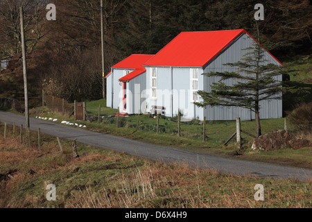 Rote überdachte Wellblech Hütte in Gribun auf der Isle of Mull Stockfoto