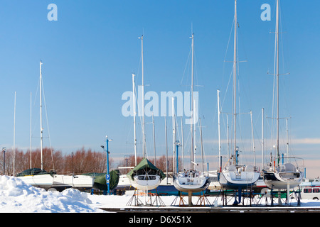 Luxus-Yachten an der Küste in der Wintersaison. Tallinn, Estland Stockfoto