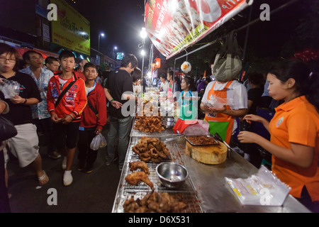 Thai Street Restaurants verkaufen gebraten, Geflügel und anderen Fleischsorten, Chiang Mai, Thailand Stockfoto