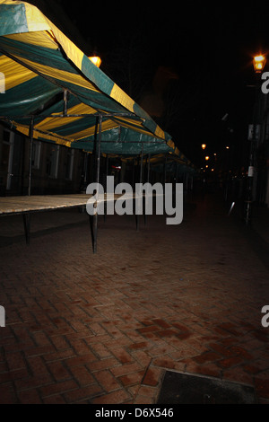 leere Marktstände. Bridge Street, Worksop, Notts, England, Vereinigtes Königreich Stockfoto