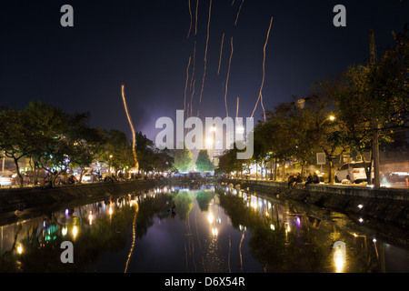 Langzeitbelichtung auf Chiang Mai alte Stadt Graben während Silvester der 31. Dezember 2012. Stockfoto