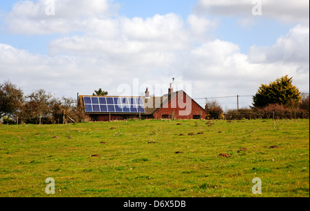 Ein Blick auf Solaranlagen auf dem Dach Bungalow am Surlingham, Norfolk, England, Vereinigtes Königreich. Stockfoto