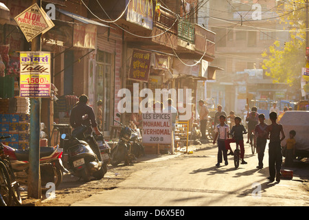 Indische Kinder auf der Straße von Jodhpur, Bundesstaat Rajasthan, Indien Stockfoto