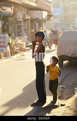 Zwei junge indische Kinder auf der Straße von Jodhpur, Bundesstaat Rajasthan, Indien Stockfoto