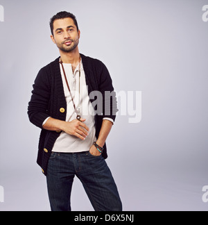 Ein cooler Typ stehend in einem Studio Portrait Stockfoto