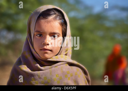 Indische Kinder - Prtrait schlecht gekleidet Indien junge Mädchen, Bundesstaat Rajasthan, Indien Stockfoto