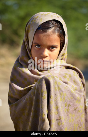 Indien Kinder - Porträt von schlecht gekleidet Indien junge kleine Mädchen, Bundesstaat Rajasthan, Indien Stockfoto