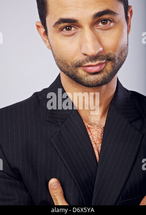 Kopfschuss zuversichtlich nahöstlichen junger Mann Stockfoto