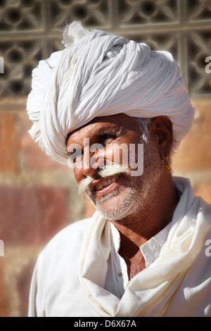 Rajasthan Indien - Porträt des Lächelns hindu Mann mit dem Schnurrbart tragen weiße turban Stockfoto