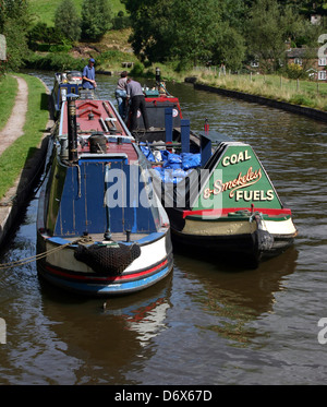 Kohle von Narrowboat, eine zweite Narrowboat am Macclesfield Kanal übermittelt werden. Stockfoto