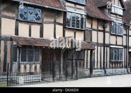 Der Haupteingang des Shakespeares Geburtsort. 16. Jahrhundert historischen Haus in Henley Street. Stockfoto