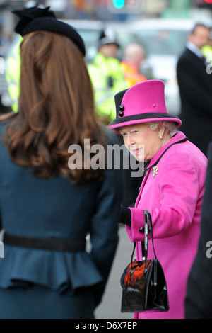 Königin Elizabeth II trifft Mitglieder der Öffentlichkeit, nachdem sie am 8. März 2012 an Leicester Bahnhof ankommt. Die Königin und Stockfoto