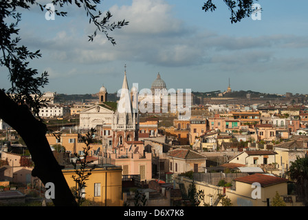 ROM, ITALIEN. Auf der Dachterrasse Blick auf die Tridente Bezirk der Stadt gegenüber dem Vatikan und den Petersdom. 2013. Stockfoto