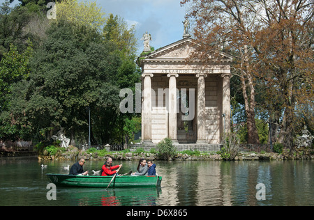 ROM, ITALIEN. Der See mit Booten und die Tempel von Aesculap Torheit in den Gärten der Villa Borghese. 2013. Stockfoto