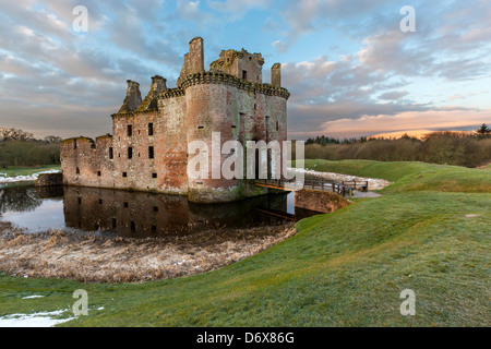 Ein Blick in Richtung Caerlaverock Castle, Dumfries and Galloway, Schottland, UK, Europa. Stockfoto