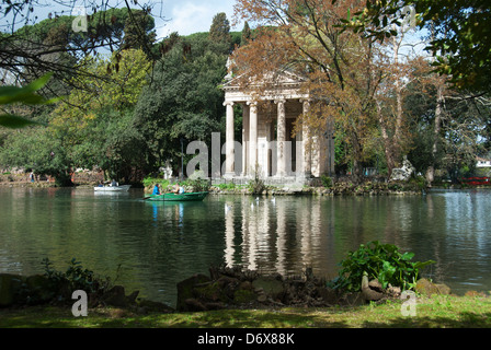 ROM, ITALIEN. Der See mit Booten und die Tempel von Aesculap Torheit in den Gärten der Villa Borghese. 2013. Stockfoto