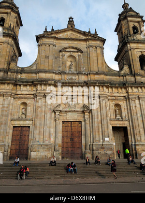 Menschen sitzen auf den Stufen des Catedral Primada in Plaza de Bolivar. Stockfoto