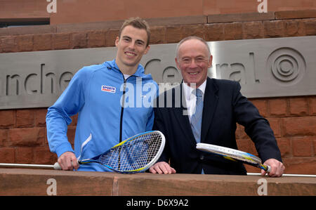 Manchester, UK. 24. April 2013. Nick Matthew, zweimal Weltmeister, dreimal British-Open-Sieger und fünfmal British National Champion und Sir Richard Leese, Führer von Manchester City Council Pose vor der Pressekonferenz für die PSA Squash Weltmeisterschaft in Manchester vom 26. Oktober bis 3. November stattfinden 2013.Credit:John Friteuse/Alamy Live News Stockfoto