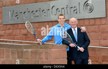 Manchester, UK. 24. April 2013. Nick Matthew, zweimal Weltmeister, dreimal British-Open-Sieger und fünfmal British National Champion und Sir Richard Leese, Führer von Manchester City Council Pose vor der Pressekonferenz für die PSA Squash Weltmeisterschaft in Manchester vom 26. Oktober bis 3. November stattfinden 2013.Credit:John Friteuse/Alamy Live News Stockfoto