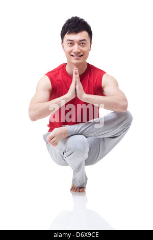 Junger Mann beim yoga Stockfoto