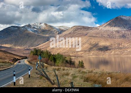 Ein Blick über Loch Ainort in Richtung Beinn Dearg Mhor in der Cuillin Hills auf der schottischen Isle Of Skye, Highland, UK, Europa. Stockfoto