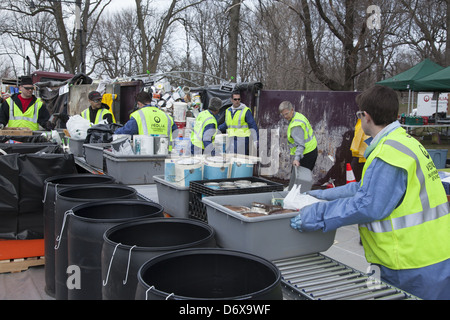 NYC Abteilung der sanitären Grundversorgung, Bureau of Waste Prevention, Elektronik-recycling und gefährlichen Abfällen drop-off Tag Brooklyn, NY Stockfoto