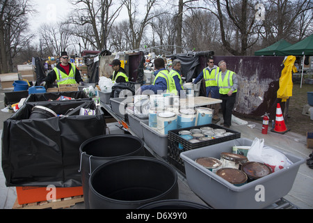 NYC Abteilung der sanitären Grundversorgung, Bureau of Waste Prevention, Elektronik-recycling und gefährlichen Abfällen drop-off Tag Brooklyn, NY Stockfoto